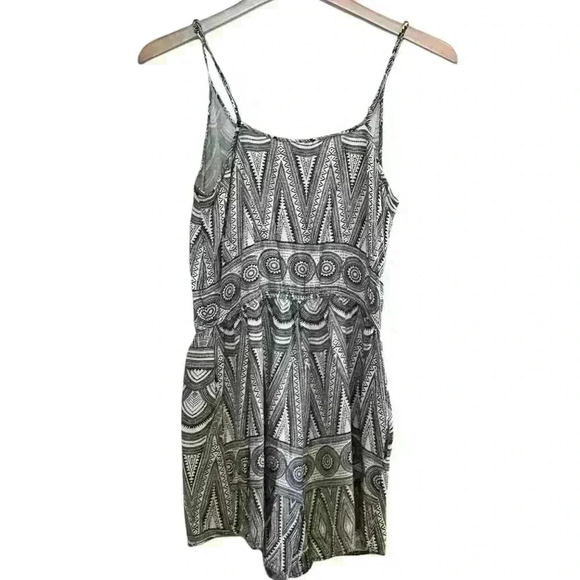๐6/$60, H&M Onesie Shorts, Abstract Pattern, Black, White, Pockets, Size 6 - Picture 2 of 6